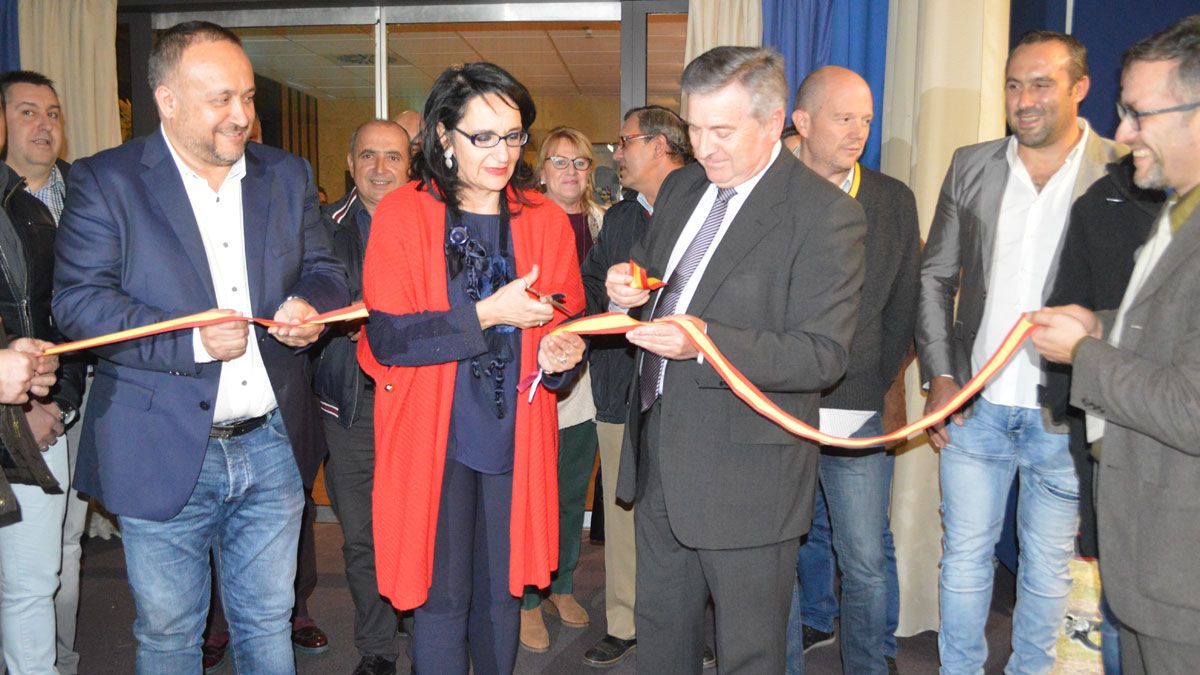 La subdelegada cortó la cinta inaugural de Biocastanea en Carracedelo. | M.I.