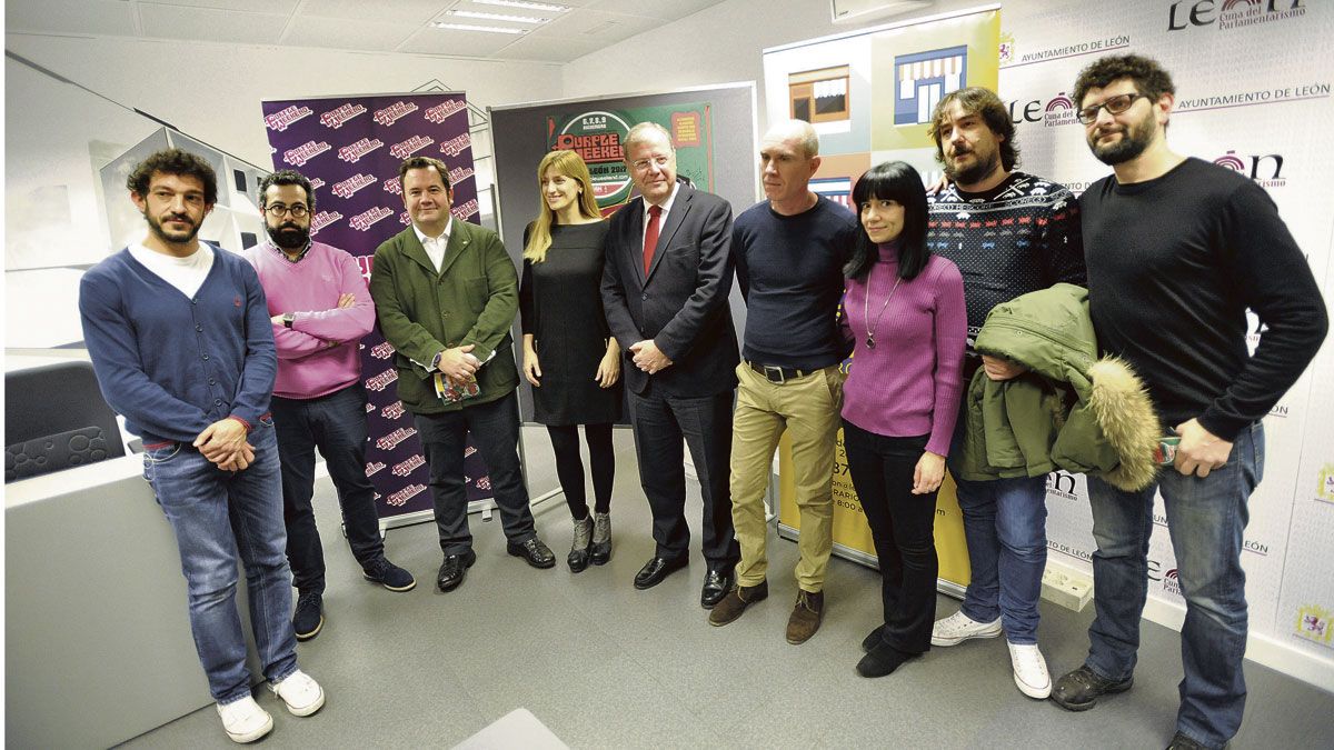 El alcalde y la directora general de Políticas Culturales de la Junta con los representantes del Centro León Gótico, Estrella Galicia y del Purple. | DANIEL MARTÍN