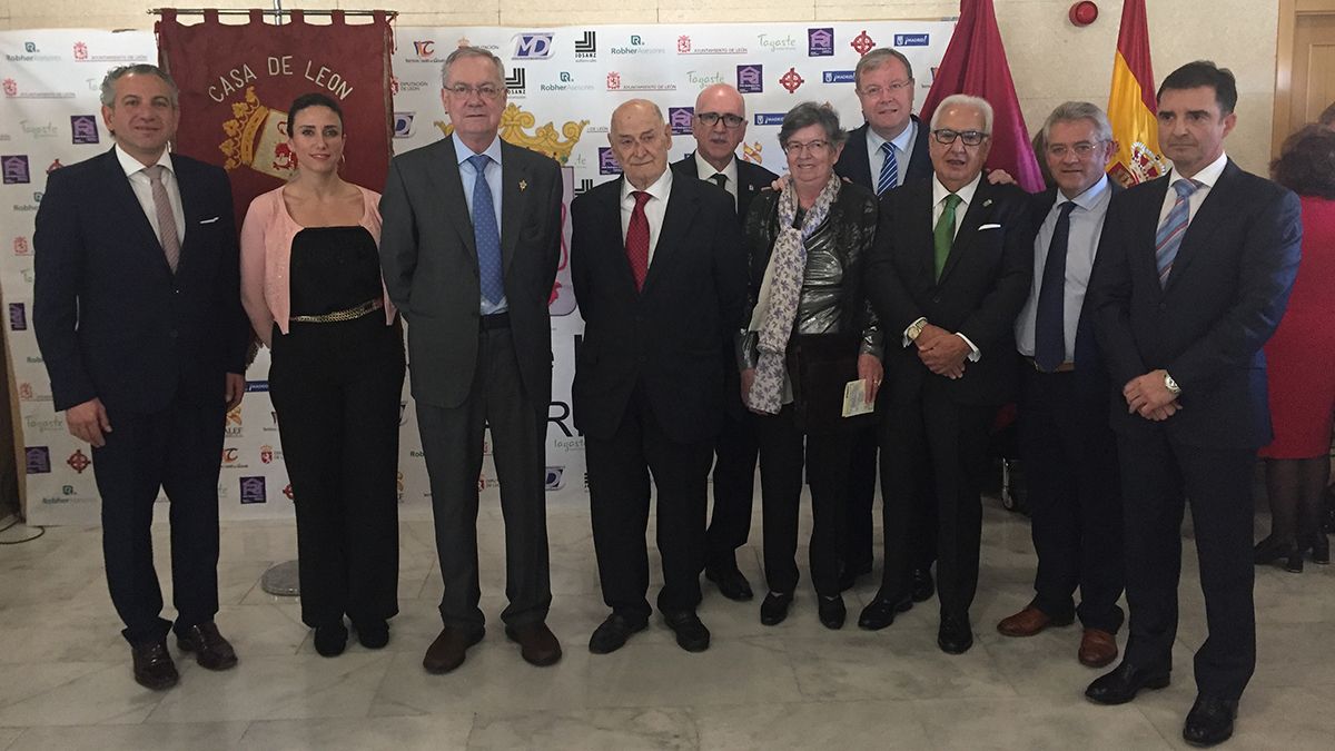 El presidente de la Casa de León en Madrid, los premiados y autoridades leonesas, en una foto de familia. | LNC