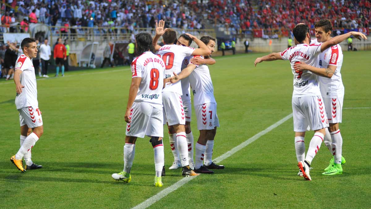 Los jugadores de la Cultural celebran una de sus victorias ante uno de los favoritos al ascenso, el Osasuna. | DANIEL MARTIN