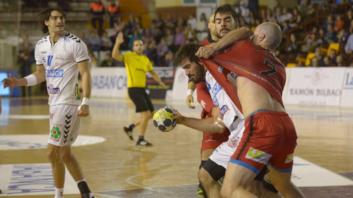 Simonet pelea con dos defensores del Huesca en el Palacio. | MAURICIO PEÑA