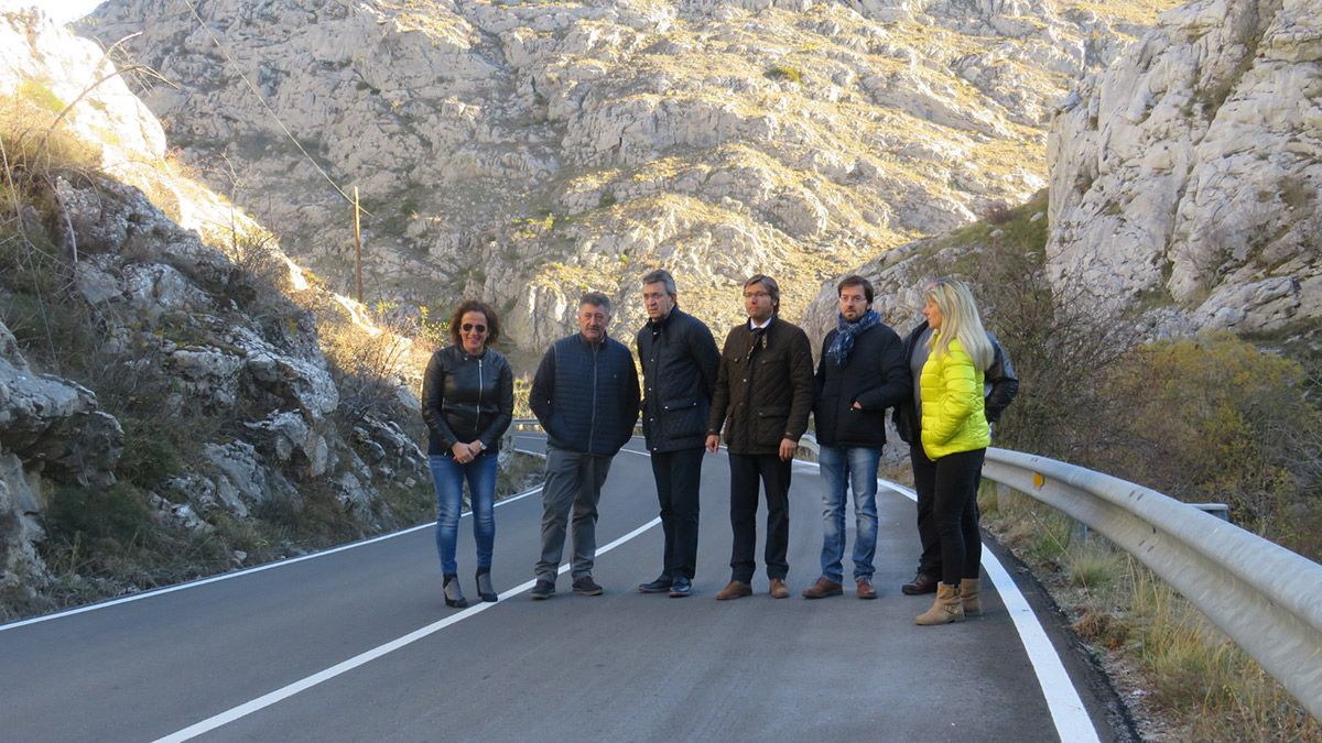 Visita del presidente de la Diputación, Juan Martínez Majo, a la zona donde se han llevado a cabo las obras. | L.N.C.