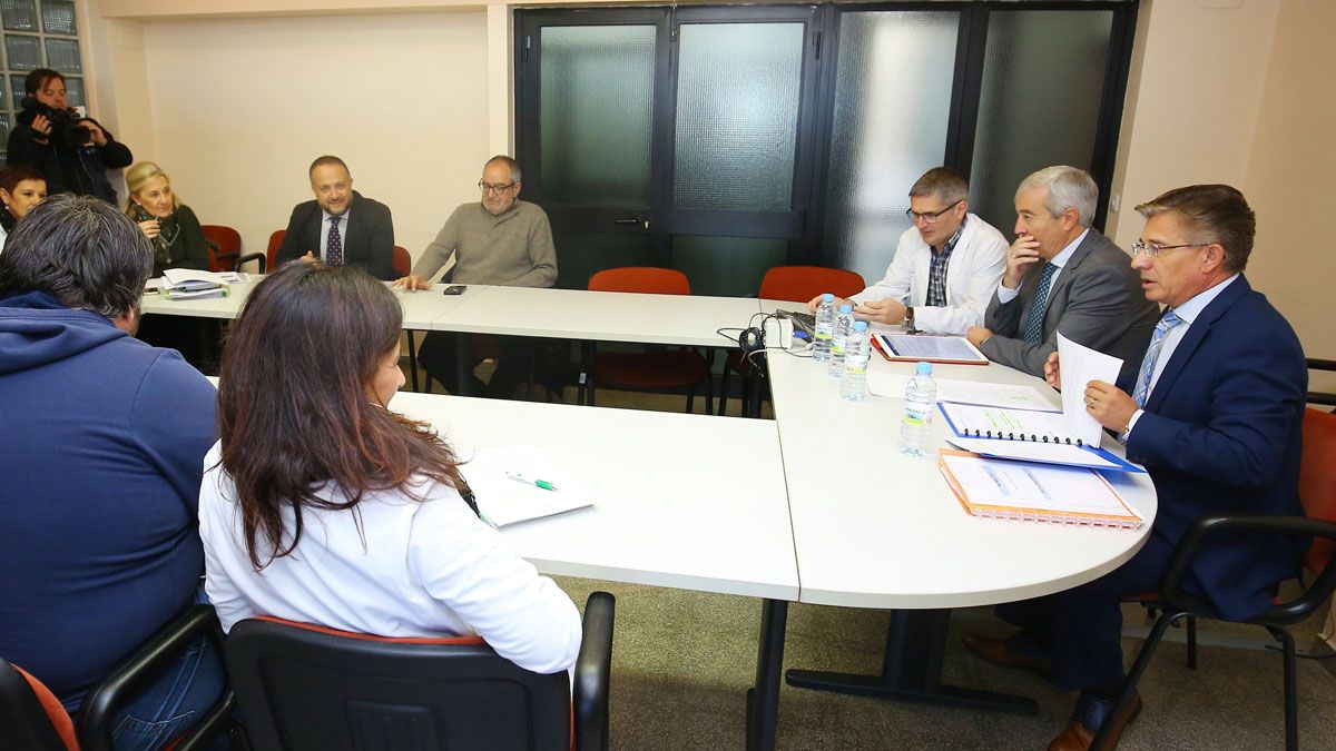 Última reunión mantenida entre el gerente del Sayl y miembros de la Plataforma en Ponferrada. | ICAL