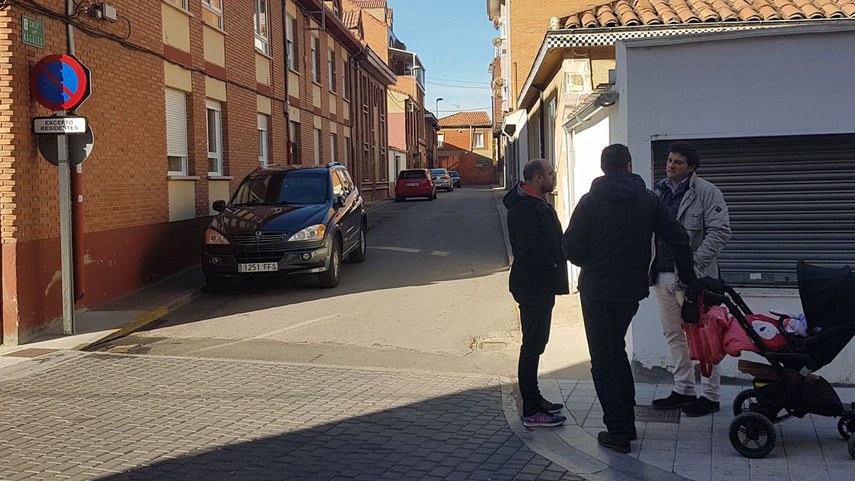 El alcalde de Villaquilambre, Manuel García, en el inicio de la calle Los Nogales. | L.N.C.