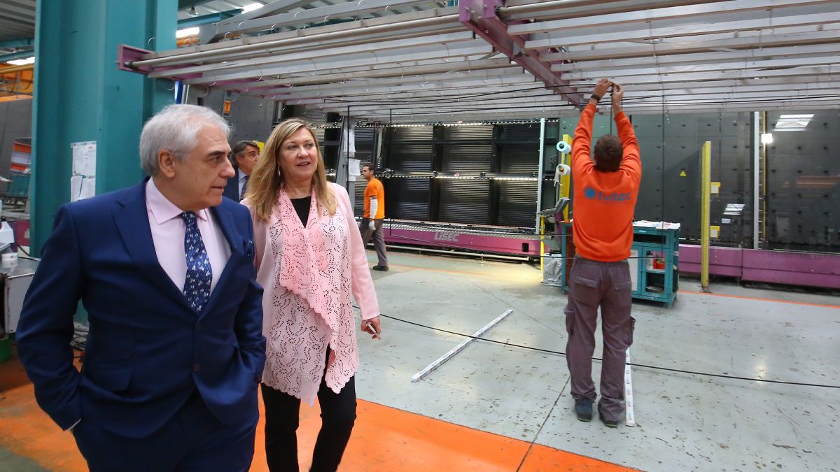 Javier Prado, en una imagen de archivo visitando la fábrica de Cubillos junto a la consejera Pilar del Olmo. | Ical Javier Prado, en una imagen de archivo visitando la fábrica de Cubillos junto a la consejera Pilar del Olmo. | Ical