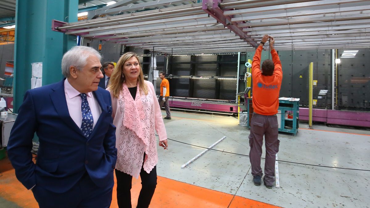 Javier Prado, en una imagen de archivo visitando la fábrica de Cubillos junto a la consejera Pilar del Olmo. | Ical