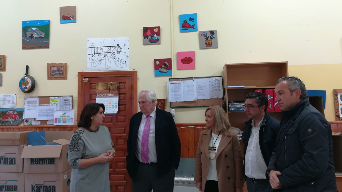 García (2i) visitó ayer el taller ocupacional de Asprona en Cistierna.
