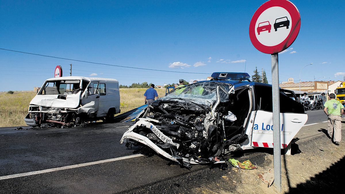 Estado en el que quedaron los vehículos siniestrados en el accidente . | M. PEÑA