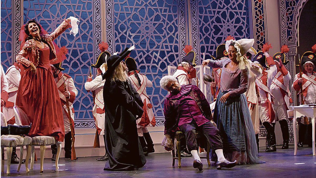 Más de una veintena de personajes se mueven sobre el escenario de la ópera 'El barbero de Sevilla'.