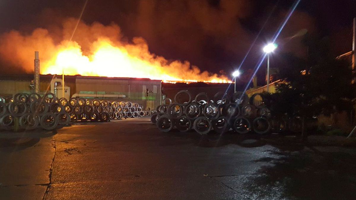 Las llamas parecían salir de la fábrica acerera Roldán. | L.N.C.
