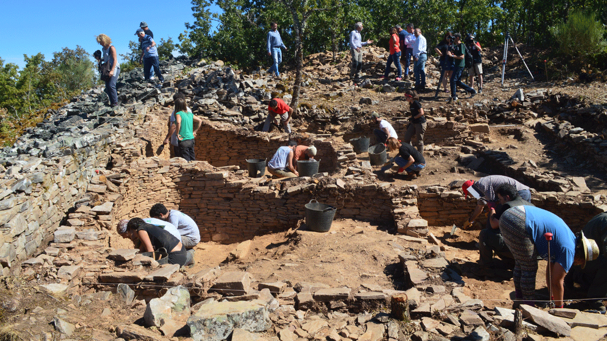 Excavaciones de la campaña arqueológica del castro Peña del Hombre, en el municipio de Priaranza.