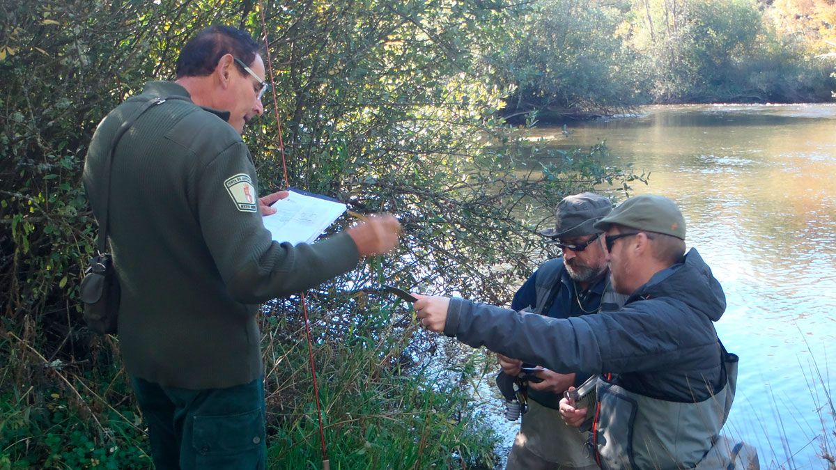 Uno de los vigilantes, en el ejercicio de sus funciones. | R.P.N.