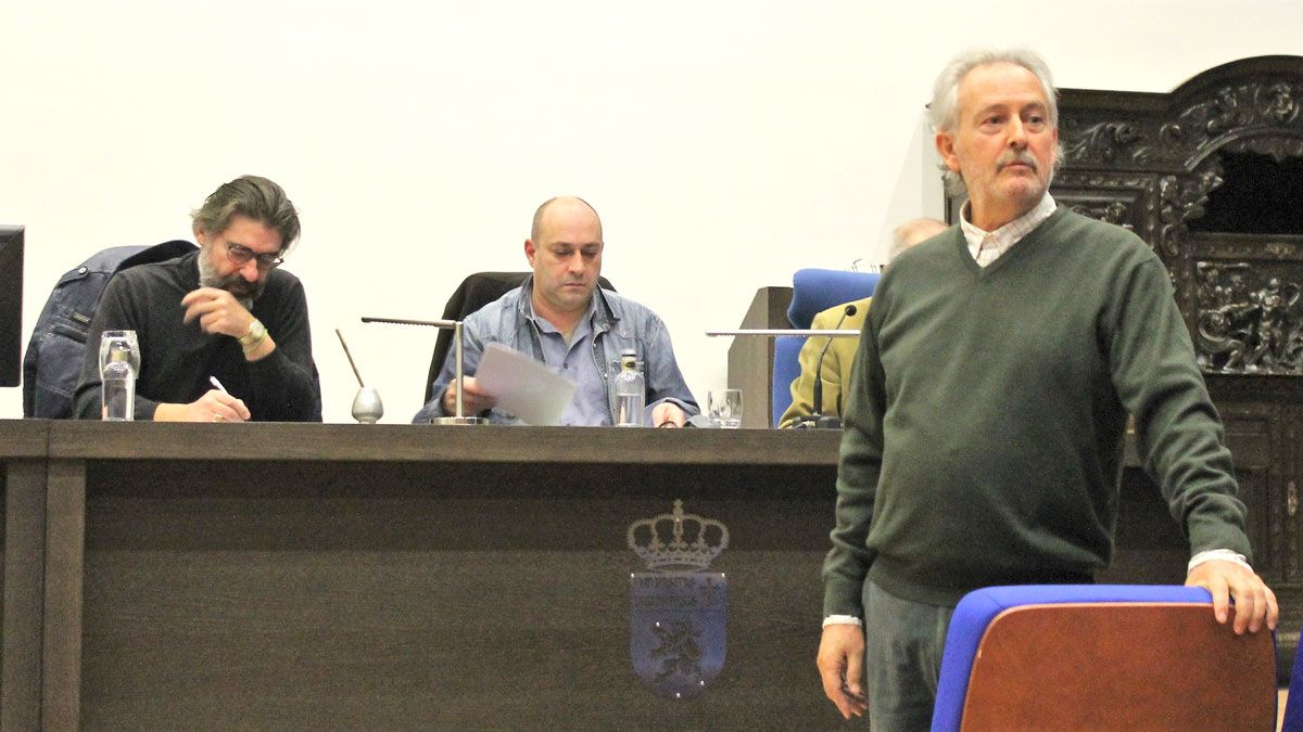 El decano de la Facultad de Educación, José María Santamarta, e Ildefonso Rodríguez y Víctor M. Díez al fondo. | ULE