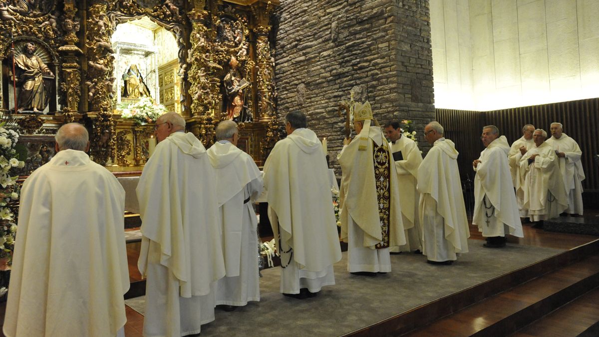 El obispo Julián López volverá a presidir una celebración en la basílica de La Virgen del Camino. | DANIEL MARTÍN