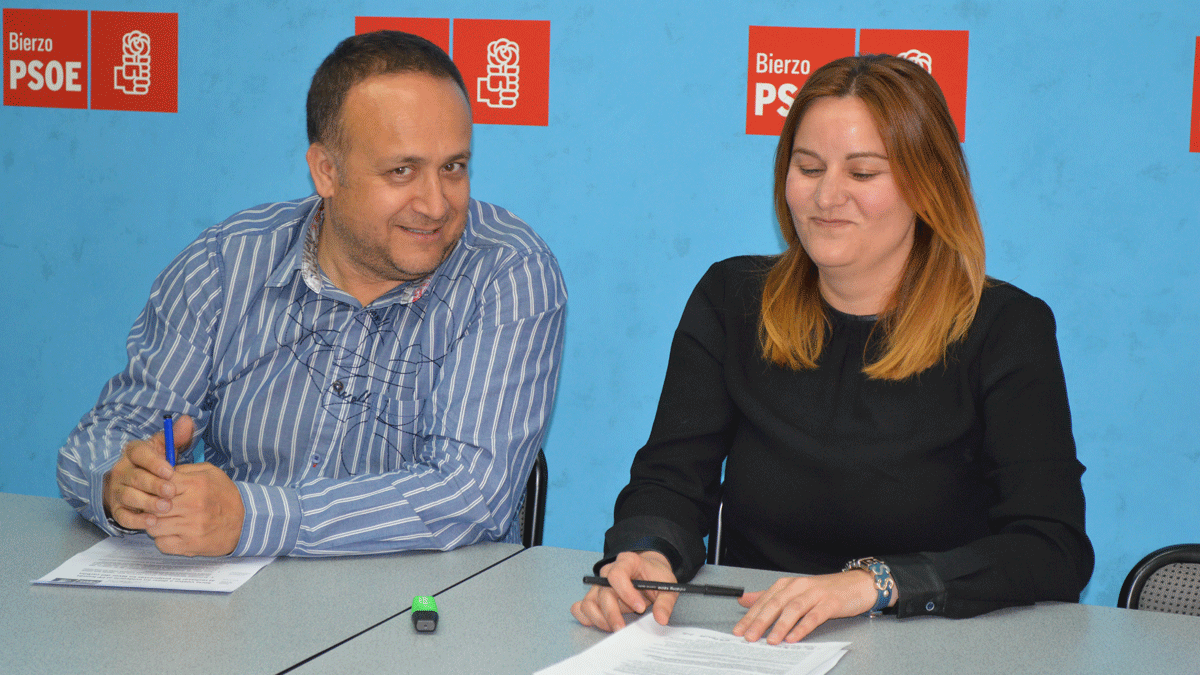 Gerardo Álvarez Courel y Gloria Acevedo, este viernes en rueda de prensa. | L. N. C.