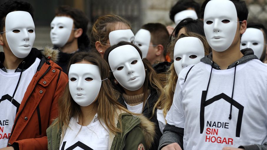 Acto público protagonizado por alumnos del Colegio Agustinas para llamar concienciar sobre el sinhogarismo. | DANIEL MARTÍN