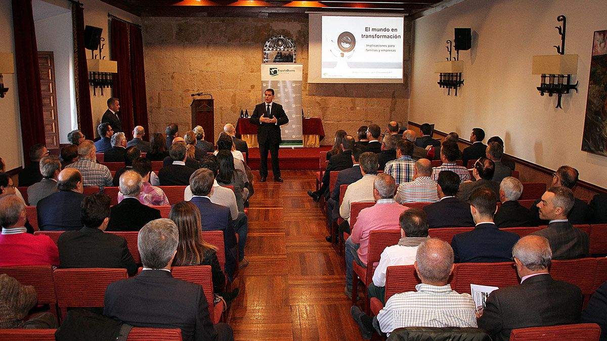 charla-caja-241117.jpg