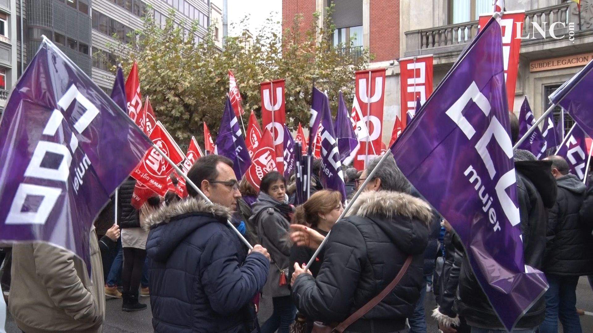 UGT y CCOO se manifiestan en defensa de los salarios, el empleo público ...