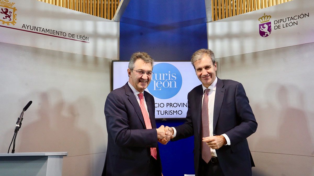 El presidente de la Diputación de León, Juan Martínez Majo, y el presidente de Renfe, Juan Alfaro, firman un convenio de colaboración. | ICAL