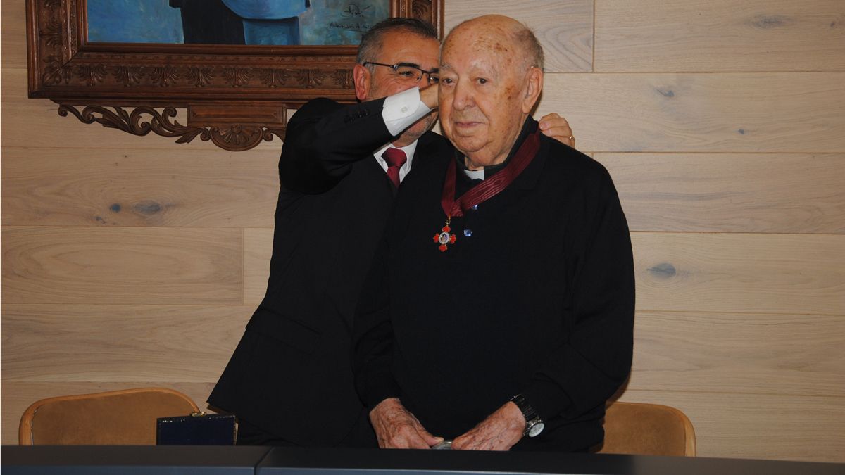 José Miguel Palazuelo impuso la Encomienda al homenajeado. |  ABAJO