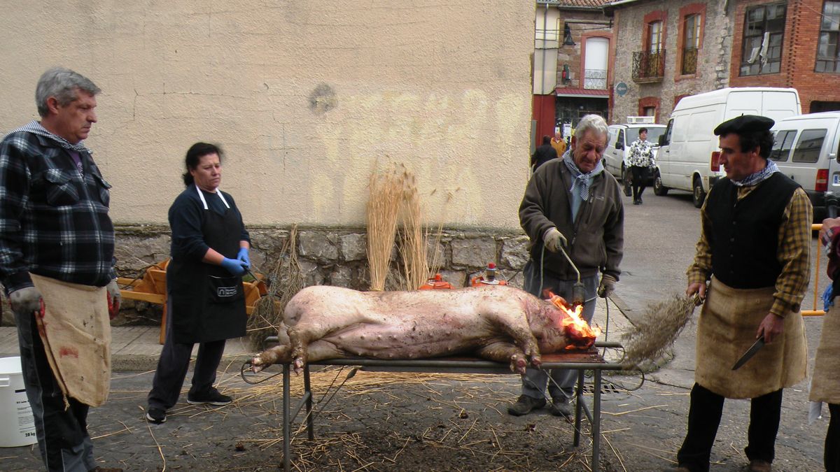 En la imagen, preparación del gocho en la edición de la feria del pasado año 2016. | ESTEFANÍA NIÑO En la imagen, preparación del gocho en la edición de la feria del pasado año 2016. | ESTEFANÍA NIÑO