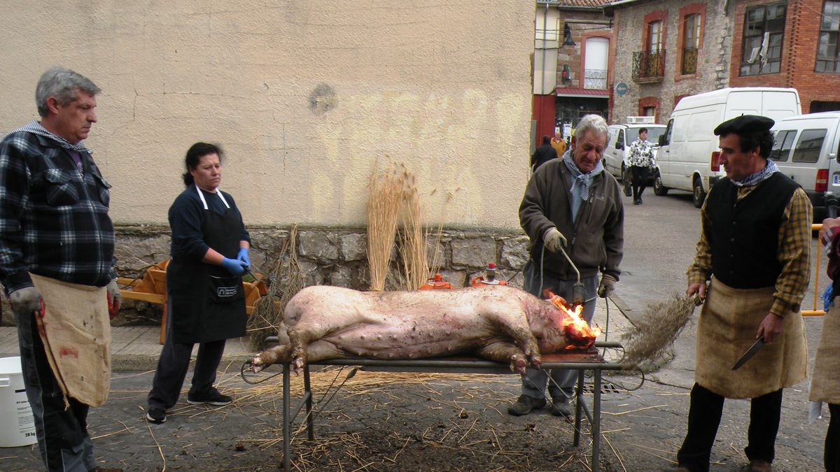 En la imagen, preparación del gocho en la edición de la feria del pasado año 2016. | ESTEFANÍA NIÑO