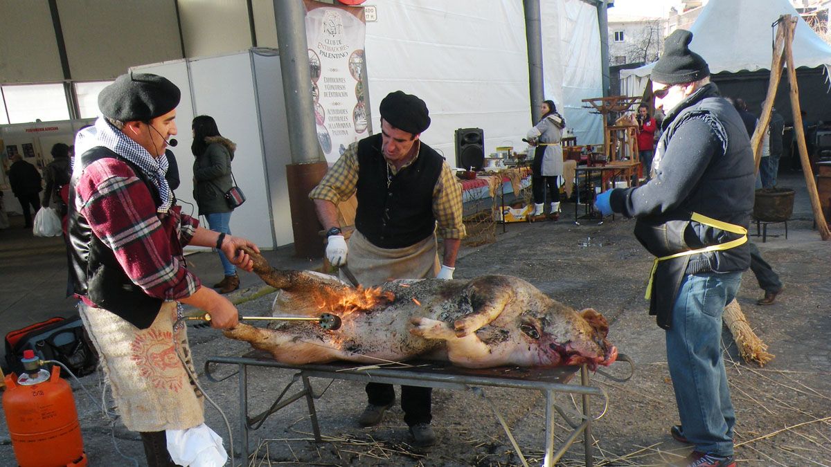 La tradición de la matanza del cerdo sigue siendo el eje central de esta feria que reina a finales de noviembre en Cistierna. | ESTEFANÍA NIÑO