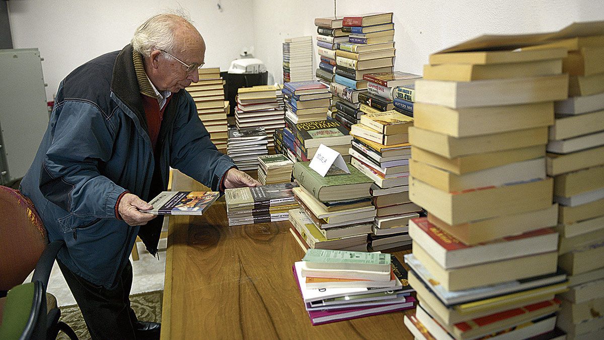 Diferentes organizaciones han donado títulos, además de libros cedidos por vecinos del pueblo. | MAURICIO PEÑA