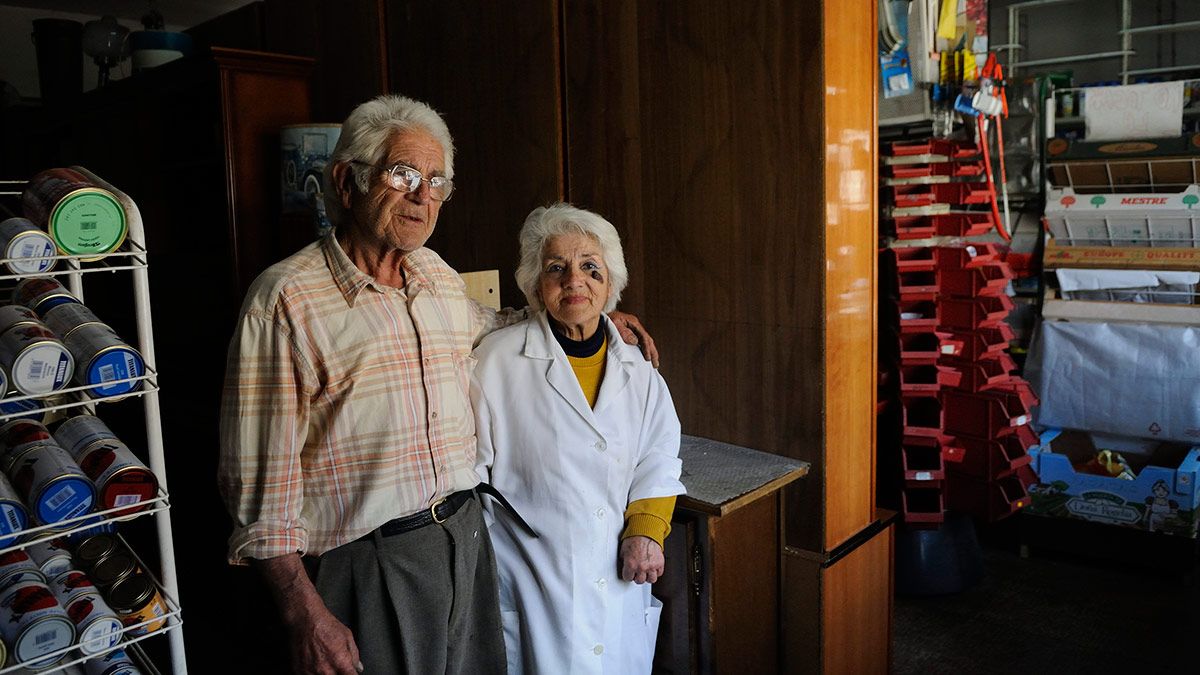 Fernando y Nieves Fernández de la Verdura, ‘Los tocineros’ de Sabero. La muerte de Nieves cierra más de un siglo de historia de la tienda. | MAURICIO PEÑA