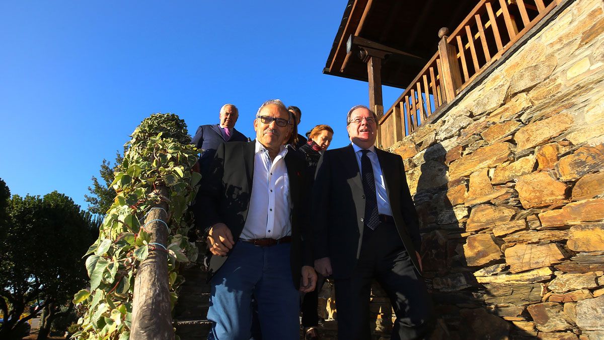 El presidente de la Junta de Castilla y León, Juan Vicente Herrera (D), junto al empresario berciano Jose Luis Prada (I), a su llegada a la presentación del programa de impulso agroalimentario integral 'Bierzo HUB'. | CÉSAR SÁNCHEZ (ICAL)