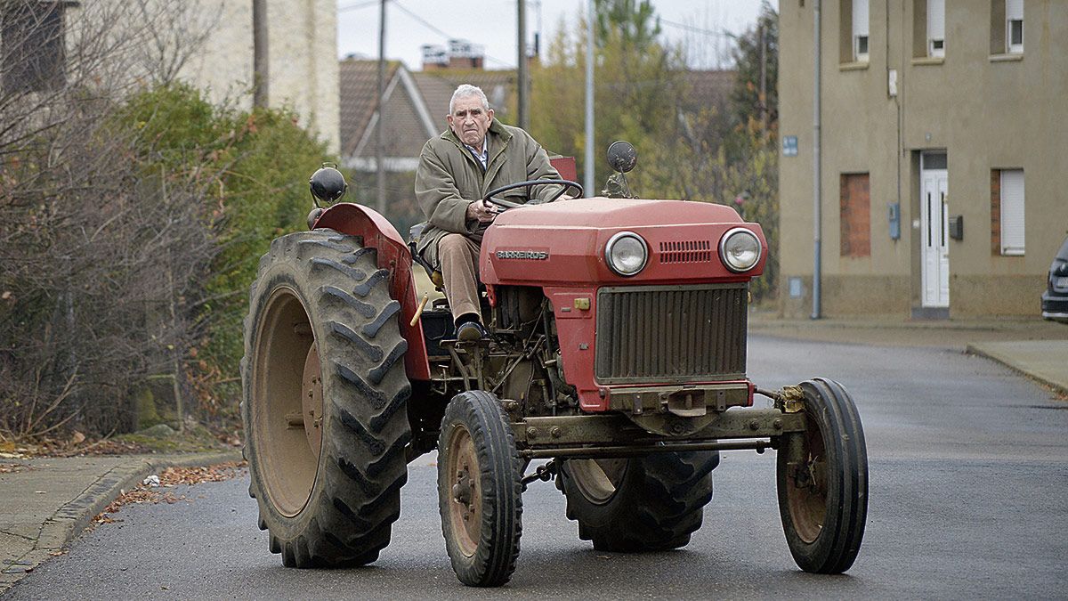 Manuel García Soto, ‘El señor Manolo’, por las calles de Torneros con su histórico tractor, esta misma semana y con 96 años. | MAURICIO PEÑA
