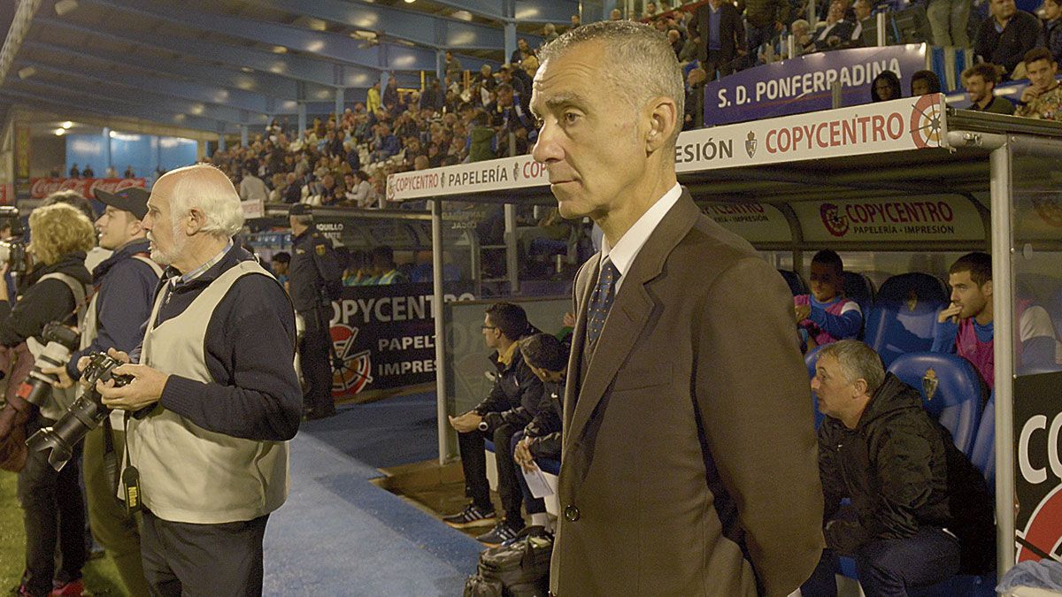 El entrenador de la Ponferradina, Carlos Terrazas. | MAURICIO PEÑA