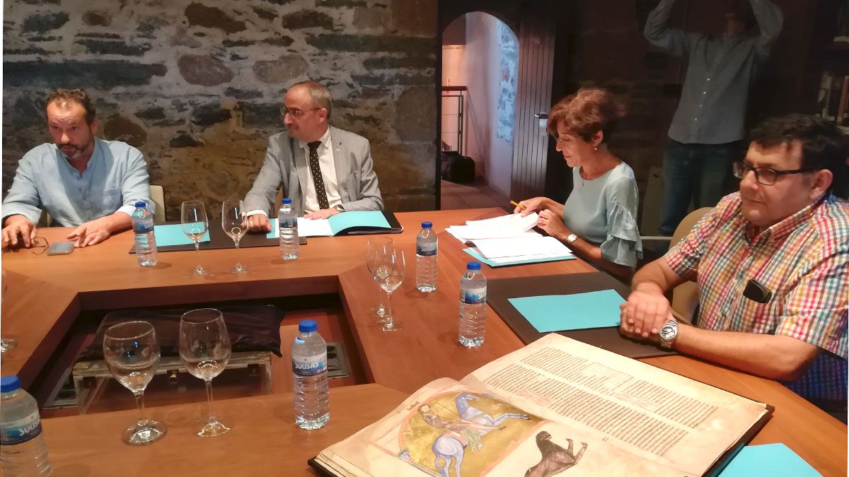 Dos peregrinas a su paso por la Virgen del Camino, durante su viaje a Santiago. | DANIEL MARTÍN