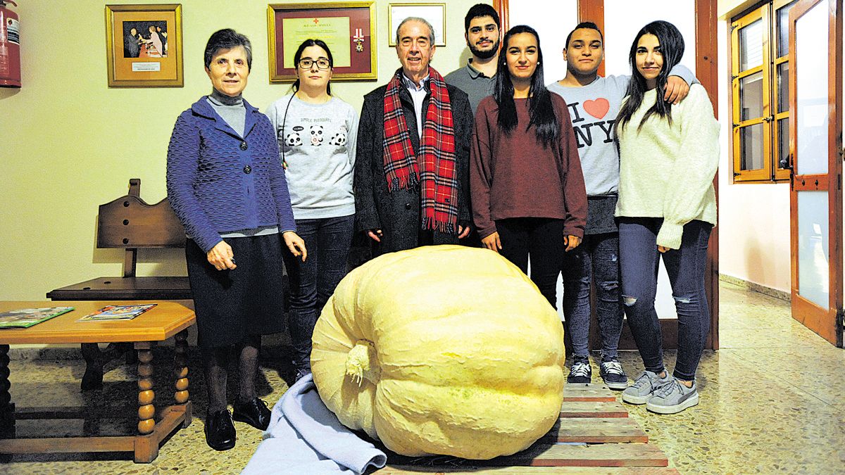 La gran calabaza depositada en la Asociación Leonesa de Caridad. | DANIEL MARTÍN