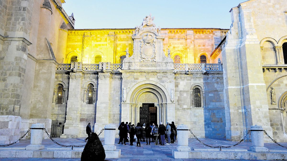 El ‘free tour’ recorre los puntos más emblemáticos de la ciudad. | DANIEL MARTÍN El ‘free tour’ recorre los puntos más emblemáticos de la ciudad. | DANIEL MARTÍN