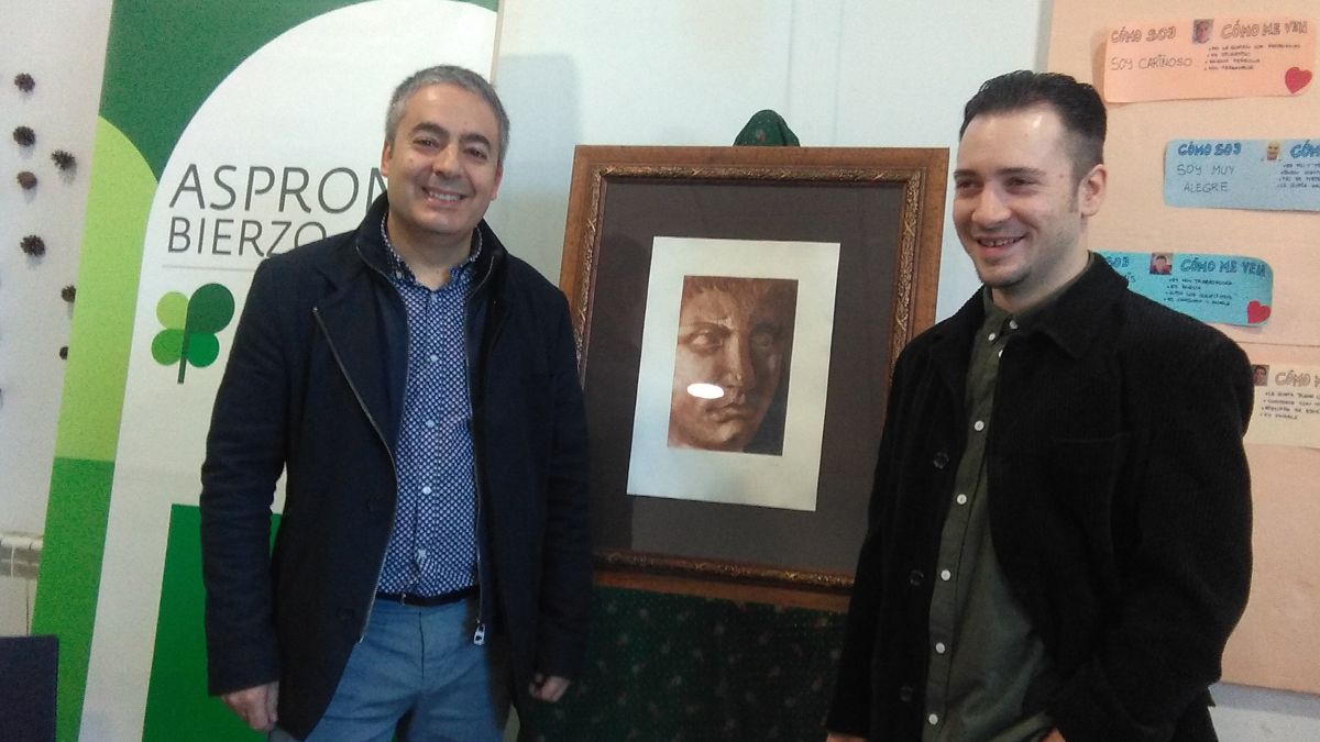 Vicente Barrio, de Asprona, junto al pintor Jorge Solana y su obra, que será el premio para la DO Bierzo.