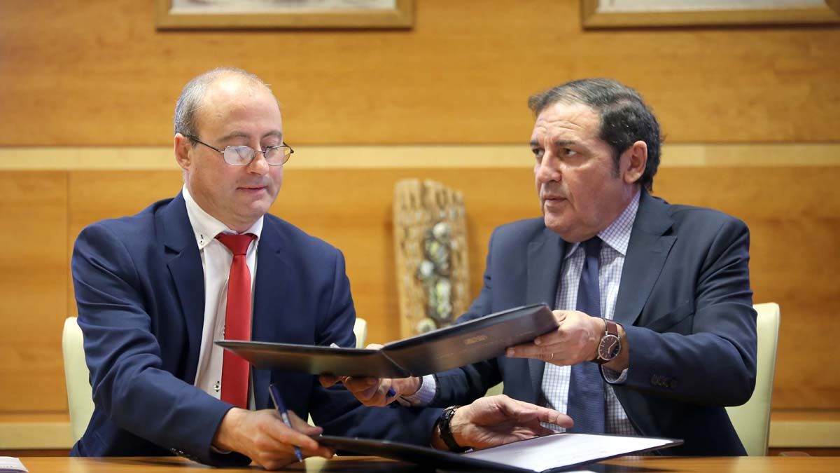 El presidente de Pyfano, Miguel Ángel Vicente, y el consejero de Sanidad, Antonio María Sáez Aguado. | ICAL