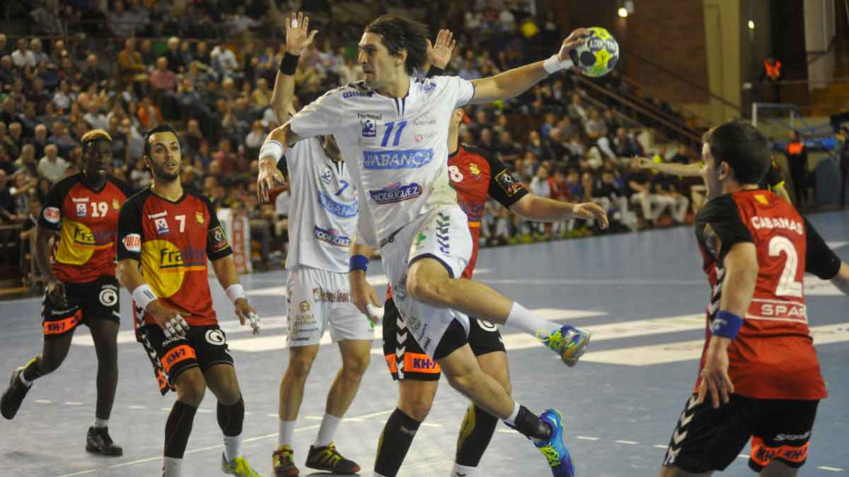 Vieyra lanza ante la mirada de Cabanas y MarcGarcía durante el último encuentro entre Ademar y Granollers. | DANIEL MARTIN