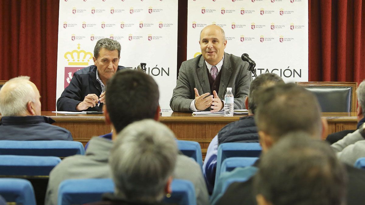 Jorge Llorente, de Itacyl, ante muchos alcaldes bercianos. | ICAL