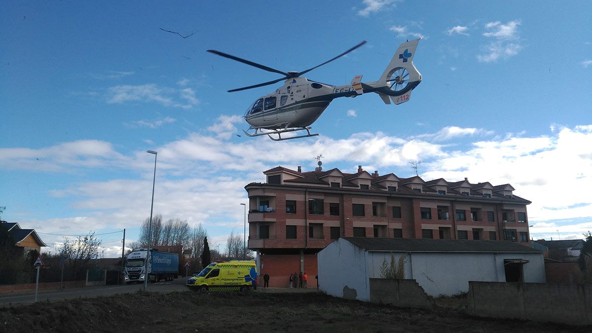 Un momento del traslado del herido en el helicóptero. | P.F. Un momento del traslado del herido en el helicóptero. | P.F.