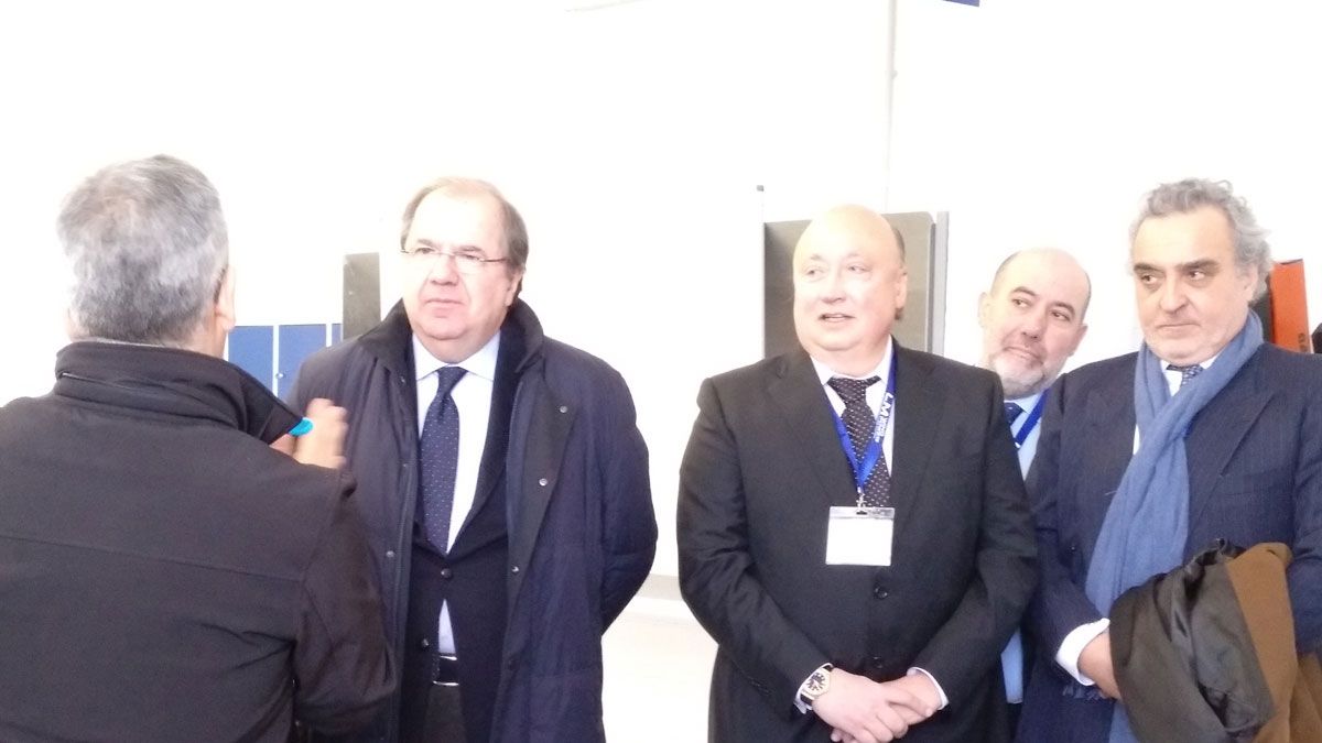 Los delegados de Forestalia, en la imagen a la derecha, durante la visita del presidente a LM. | MAR IGLESIAS
