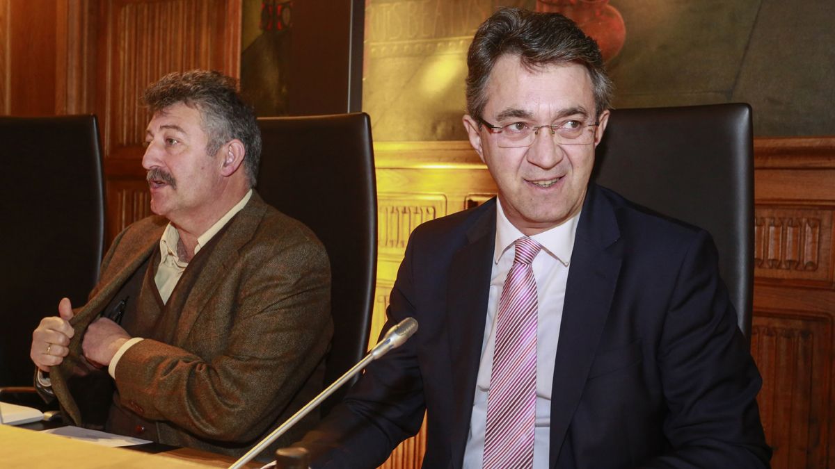 Ángel Calvo y Juan Martínez Majo, en una imagen de archivo de un pleno en la Diputación. | ICAL