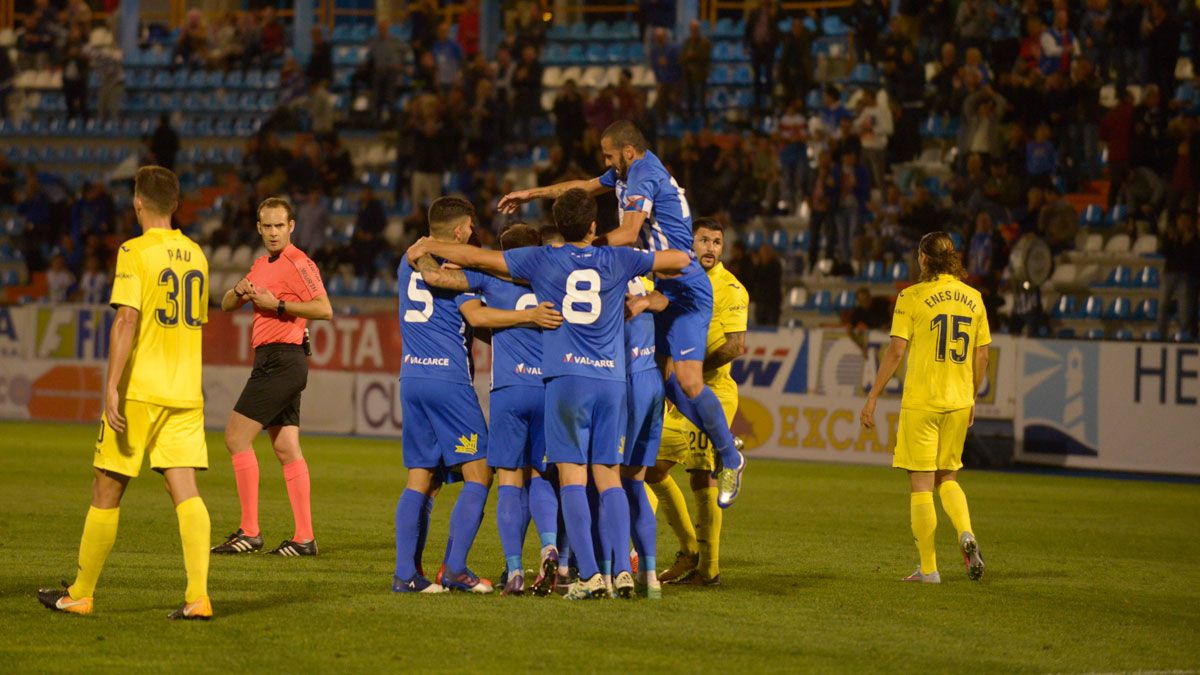 Los jugadores celebran el gol ante el Villarreal en El Toralín. | MAURICIO PEÑA