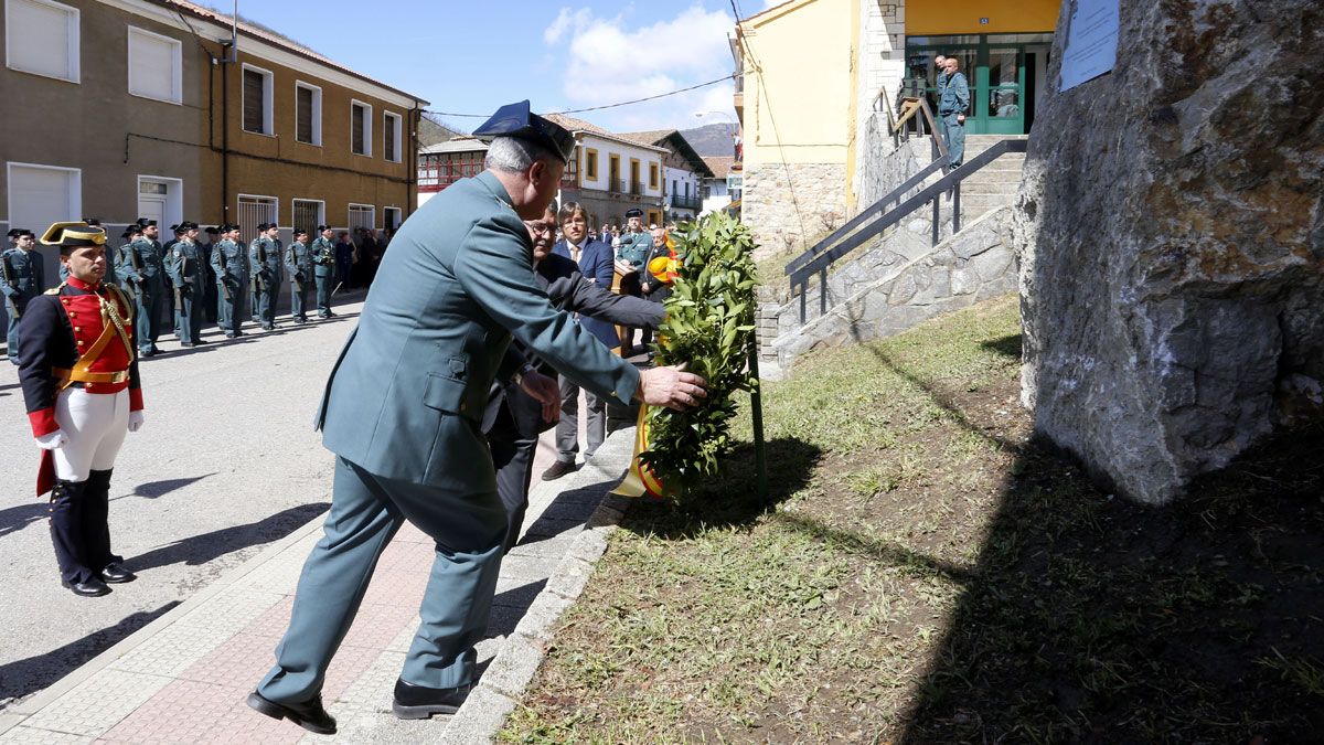 El general de la Guardia Civil en Castilla y León, José Manuel Díez Cubelos, asiste al homenaje que la localidad leonesa de Sabero rinde al Greim con motivo del fallecimiento de tres de sus miembros. | CARLOS S. CAMPILLO