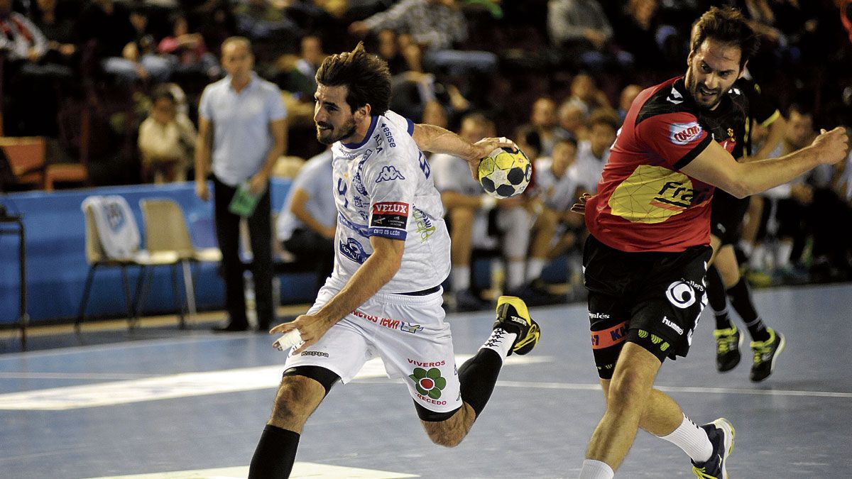 Simonet se dispone a culminar un contraataque ante la defensa de Jorge Silva. | DANIEL MARTIN