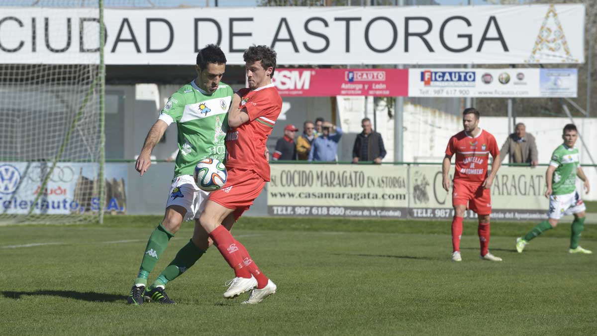 Porfirio Puente, durante el último partido de liga ante el Somozas. | MAURICIO PEÑA