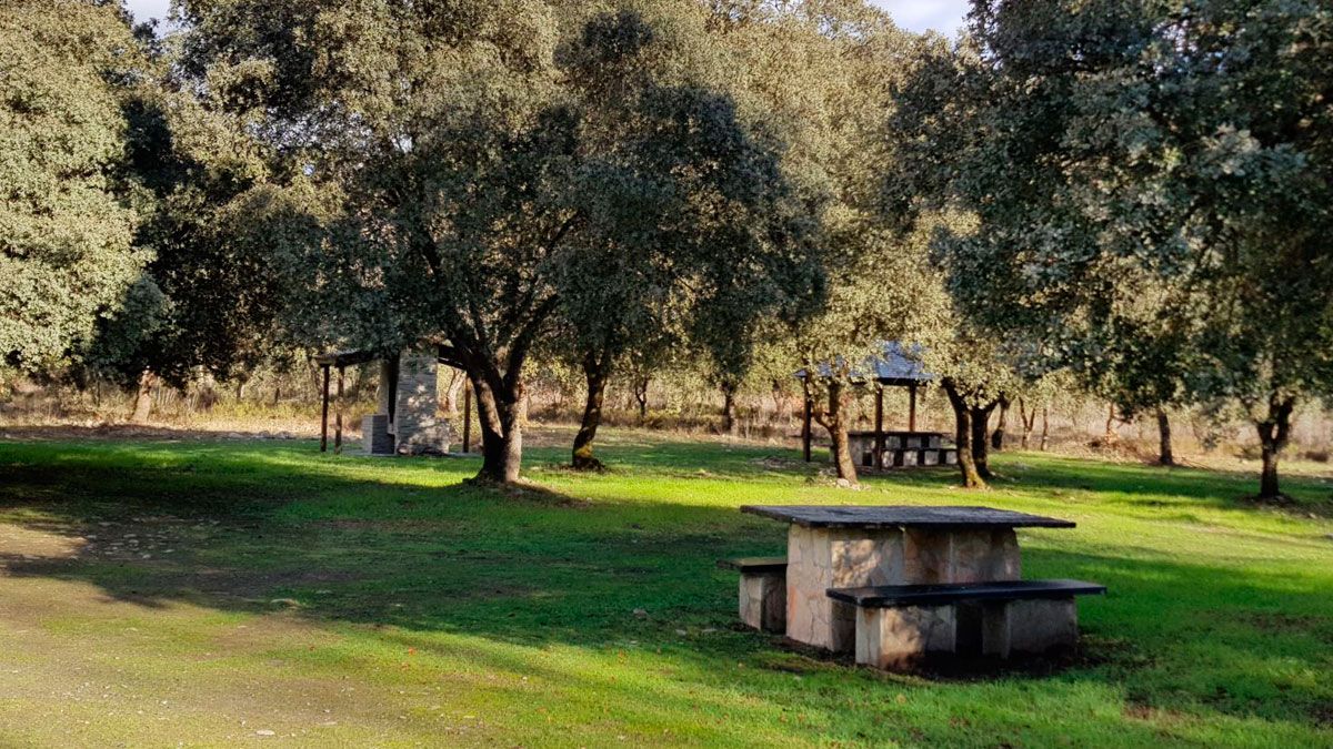 Espacio de ocio cerca del río, con zona para hacer barbacoa.