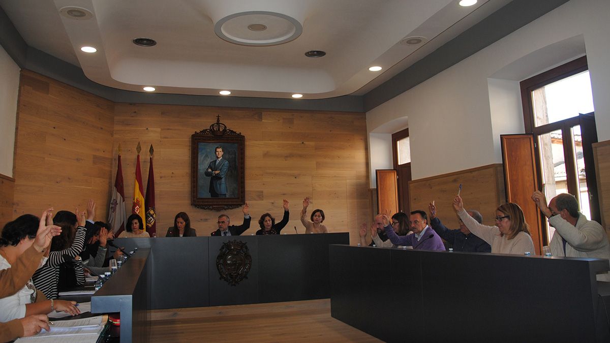 Los puntos del orden del día apenas suscitaron el debate . | ABAJO Los puntos del orden del día apenas suscitaron el debate . | ABAJO