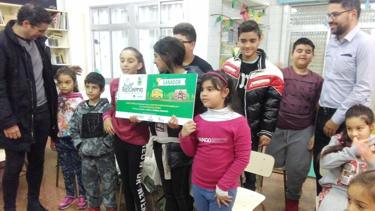 Los alumnos de La Puebla, con su vale de premio. | D.M.