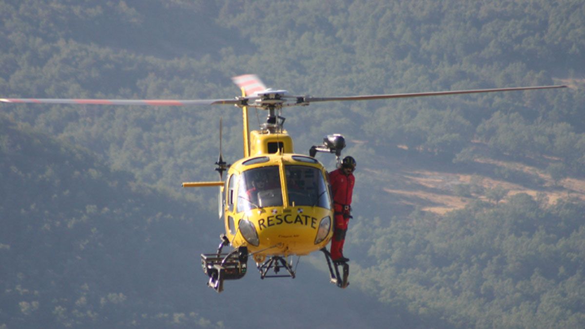 Un helicóptero de Protección Civil trasladó a la mujer al Hospital de León.